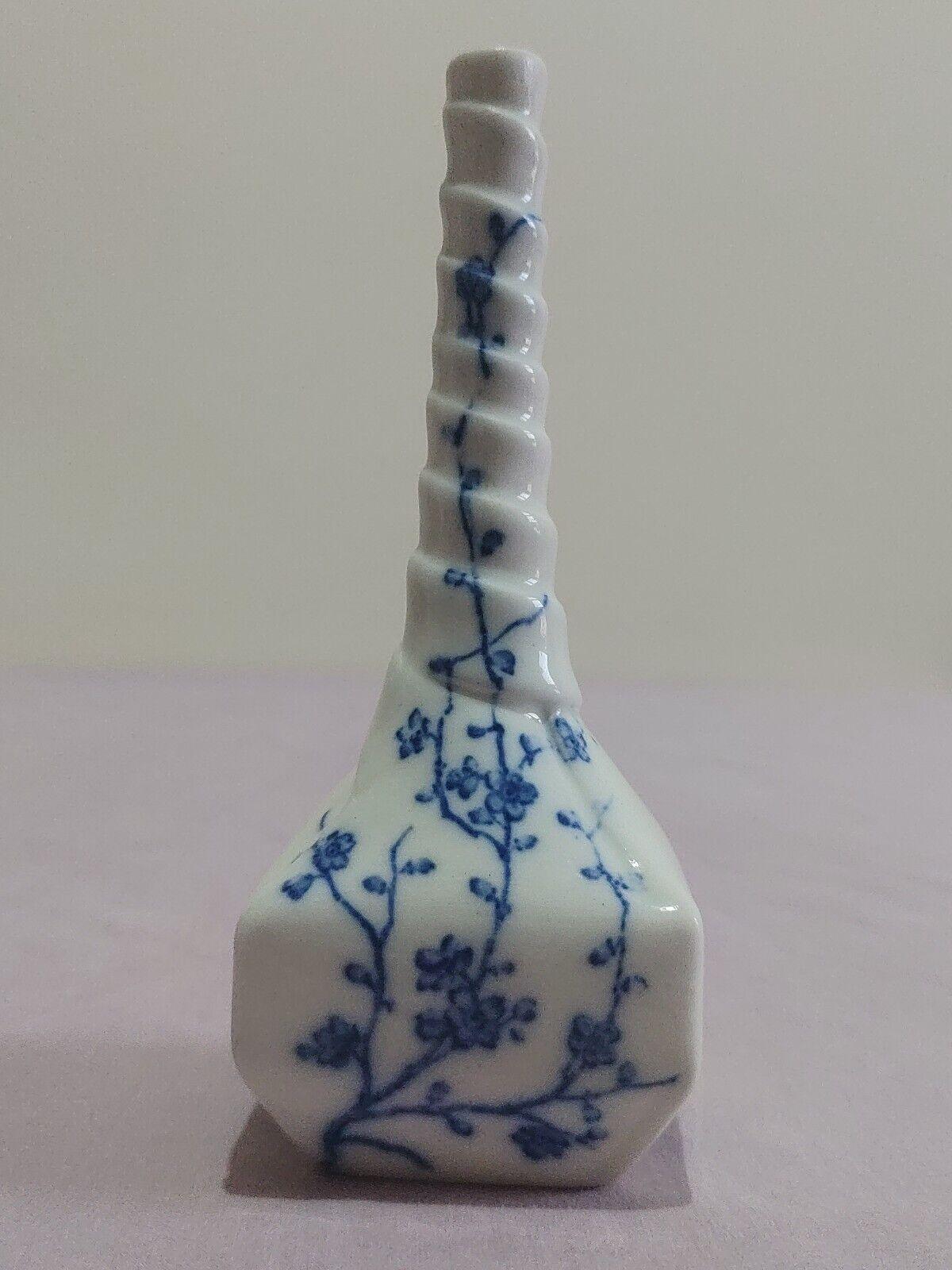 Pair of 18th Century Caughley Shropshire English Porcelain Pottery Blue & White Spiralled Vases - Tommy's Treasure