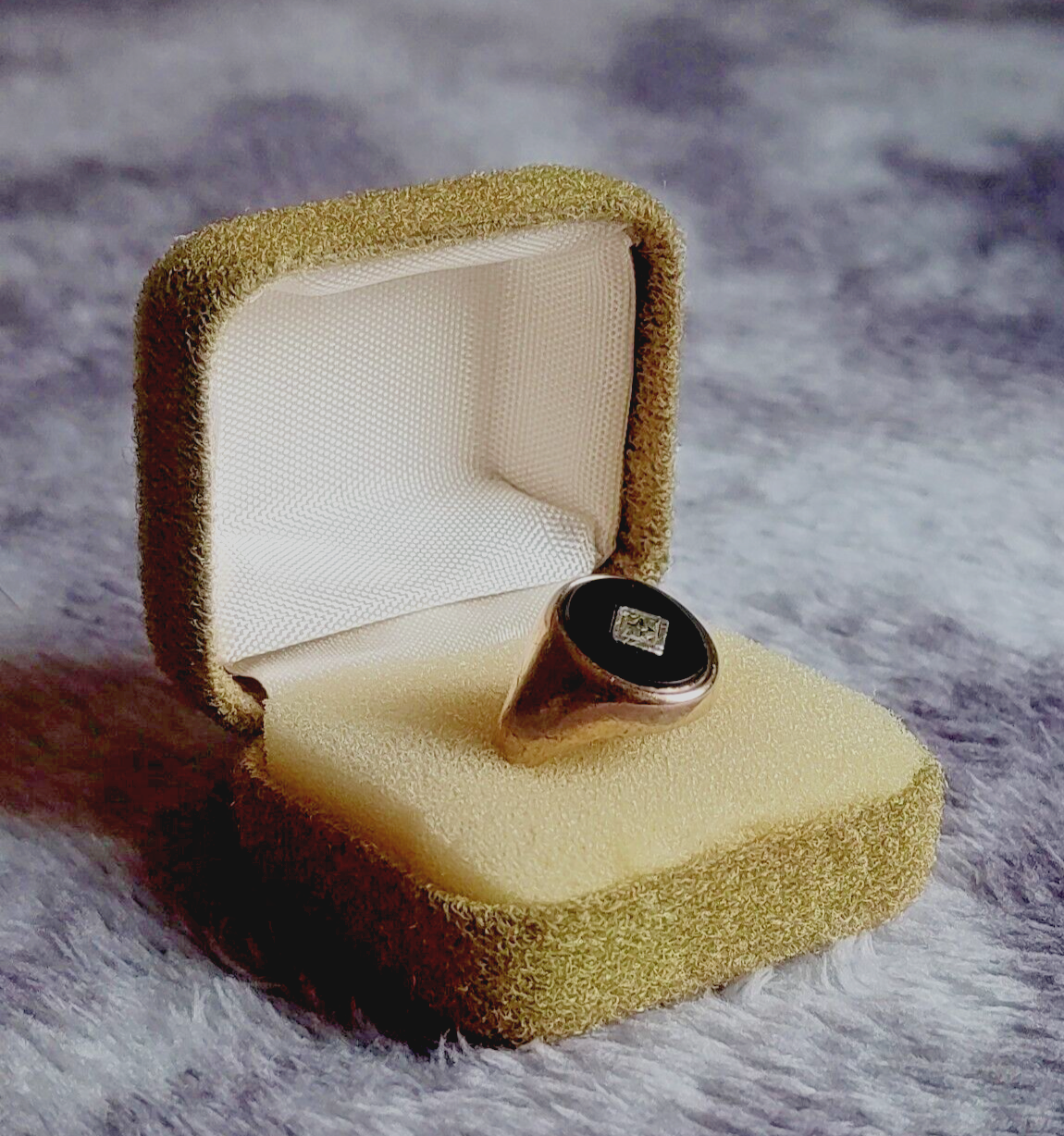 Mens Vintage 1978 9 Carat Gold Onyx Oval Set Signet Ring with Diamond Chip - N½