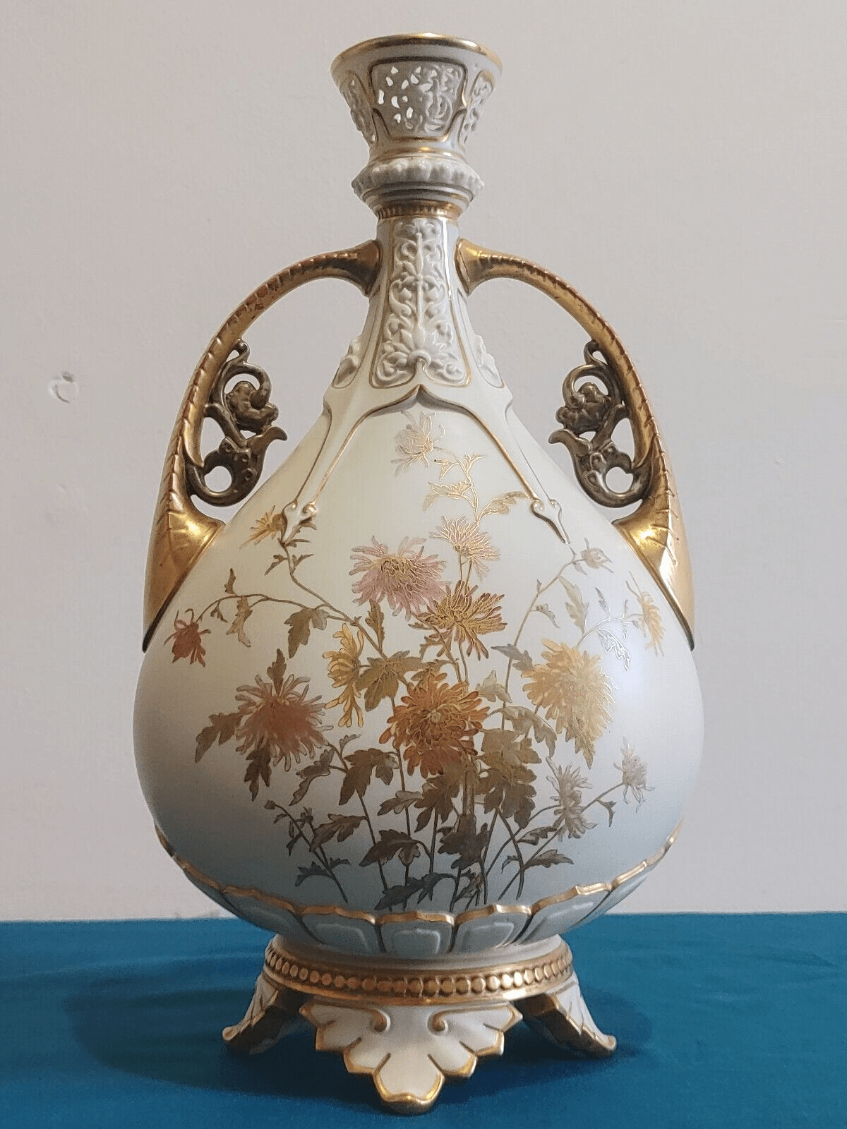 古董皇家伍斯特双柄象牙花瓶手工镀金和彩绘瓷器– Tommy's Treasure 古董皇家伍斯特双柄象牙花瓶手工镀金和彩绘瓷器– Tommy's Treasure