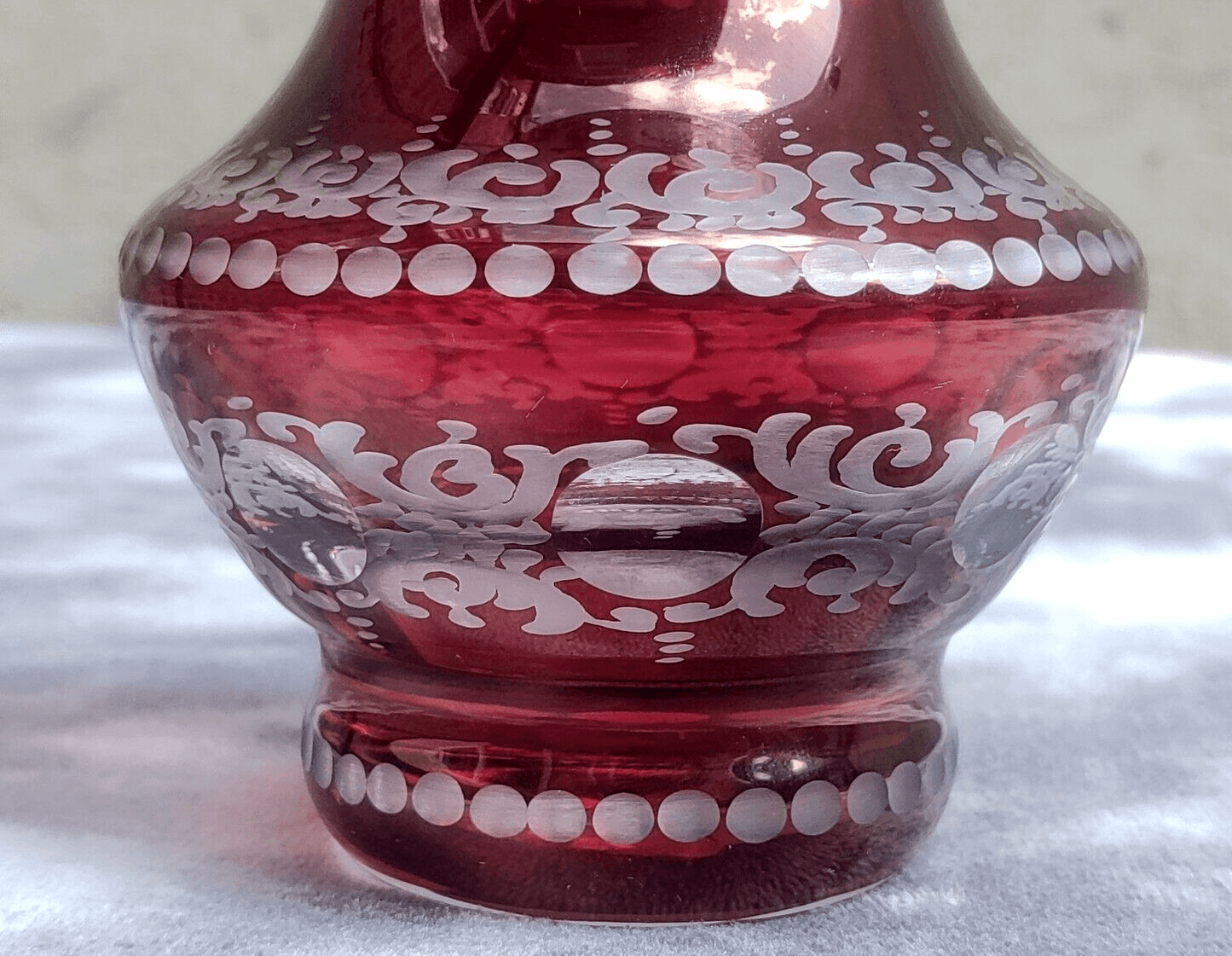 20th Century Bohemian Czech Vintage Cut Etched Ruby Red Glass Vase - 17.5 cm - Tommy's Treasure