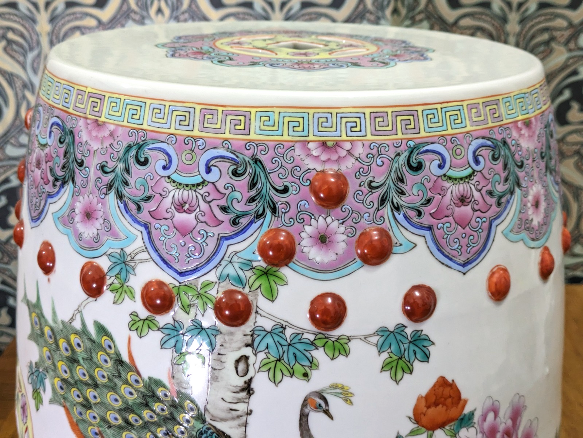 Taburete de jardín chino del siglo XX de porcelana Famille Rose con pavos reales y forma de barril