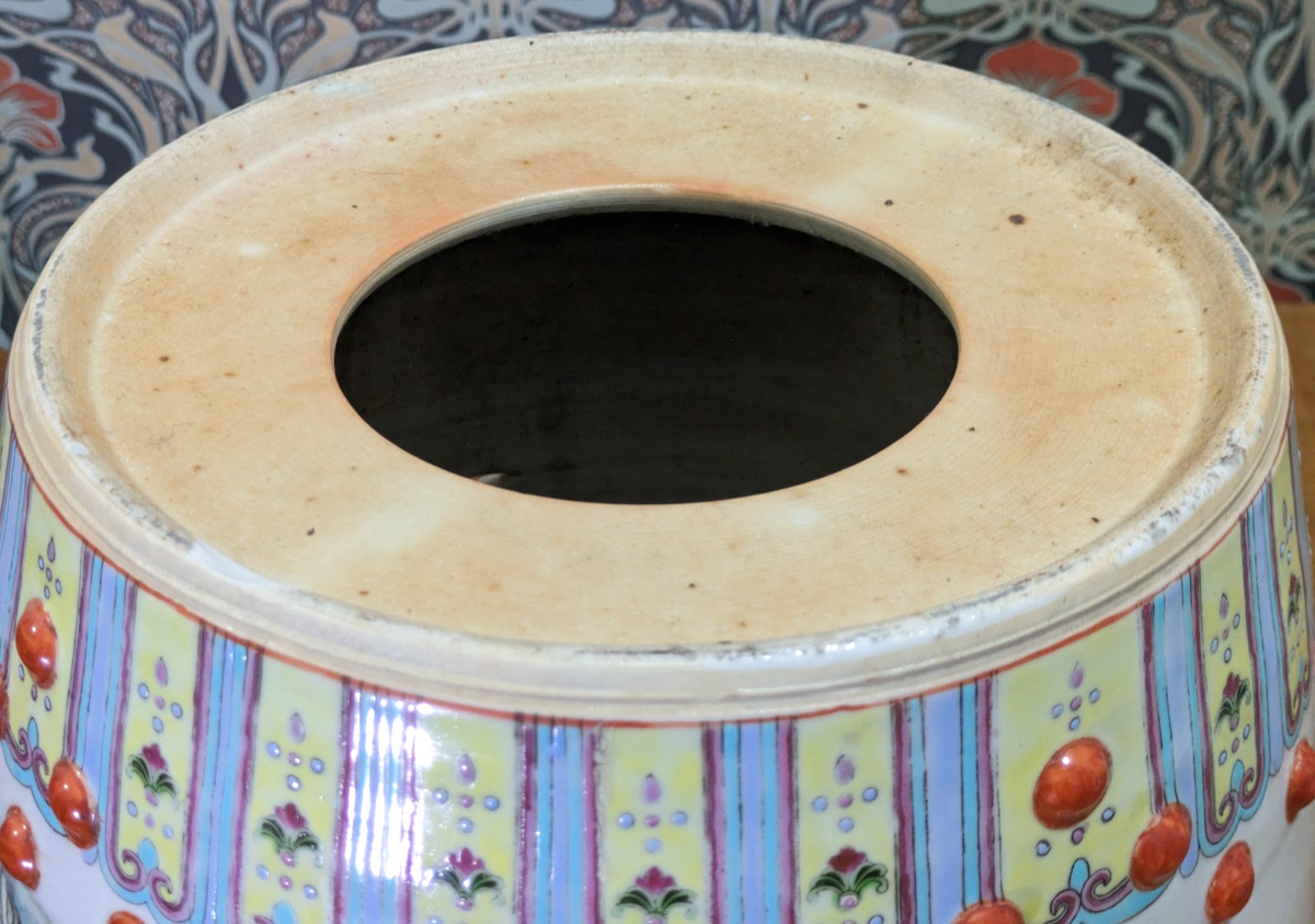 Taburete de jardín chino del siglo XX de porcelana Famille Rose con pavos reales y forma de barril