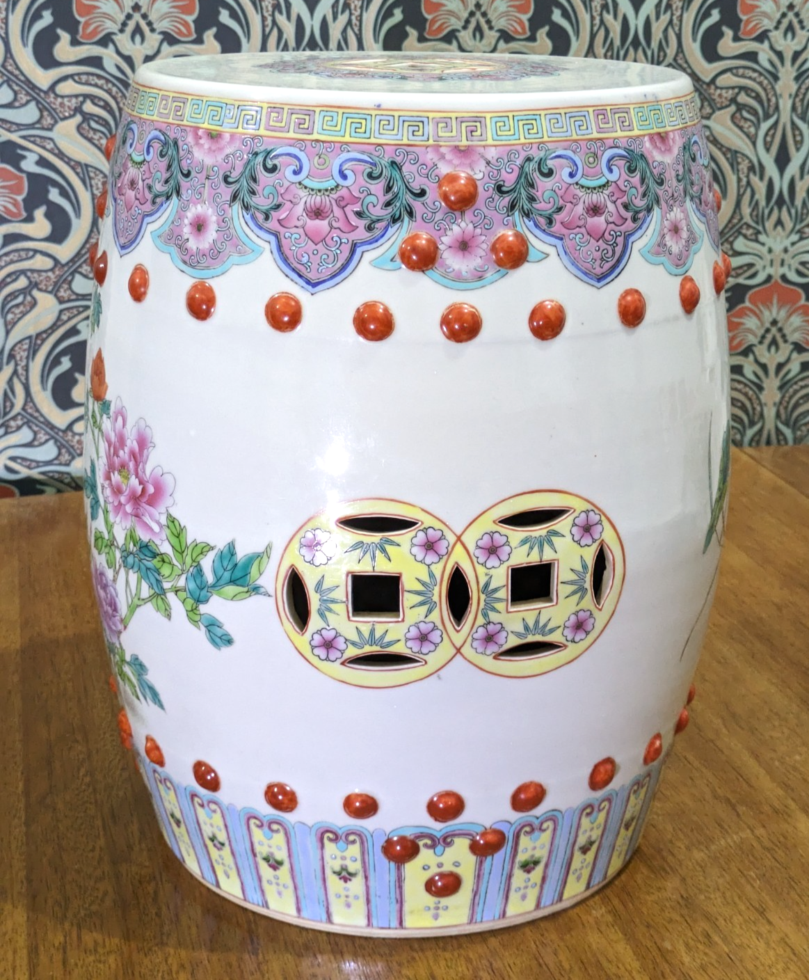 Taburete de jardín chino del siglo XX de porcelana Famille Rose con pavos reales y forma de barril