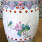 Taburete de jardín chino del siglo XX de porcelana Famille Rose con pavos reales y forma de barril