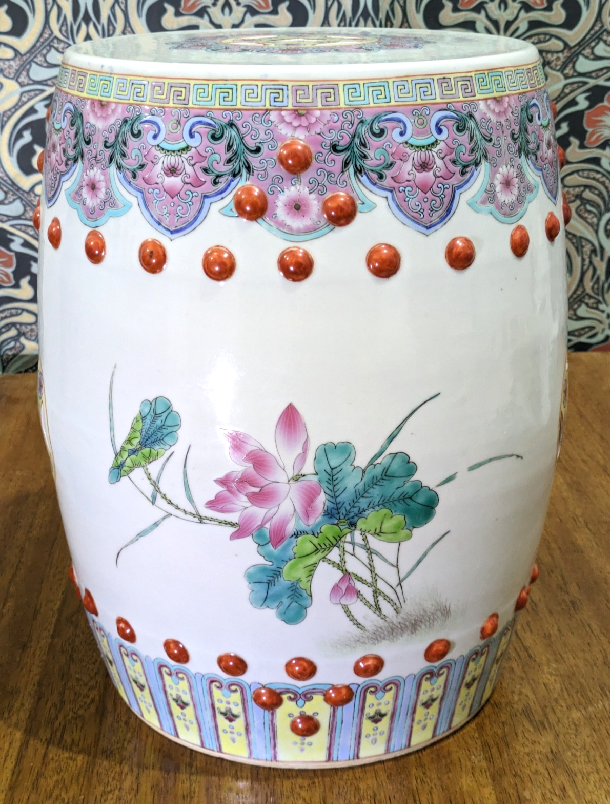 Taburete de jardín chino del siglo XX de porcelana Famille Rose con pavos reales y forma de barril