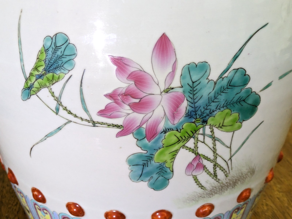 Taburete de jardín chino del siglo XX de porcelana Famille Rose con pavos reales y forma de barril