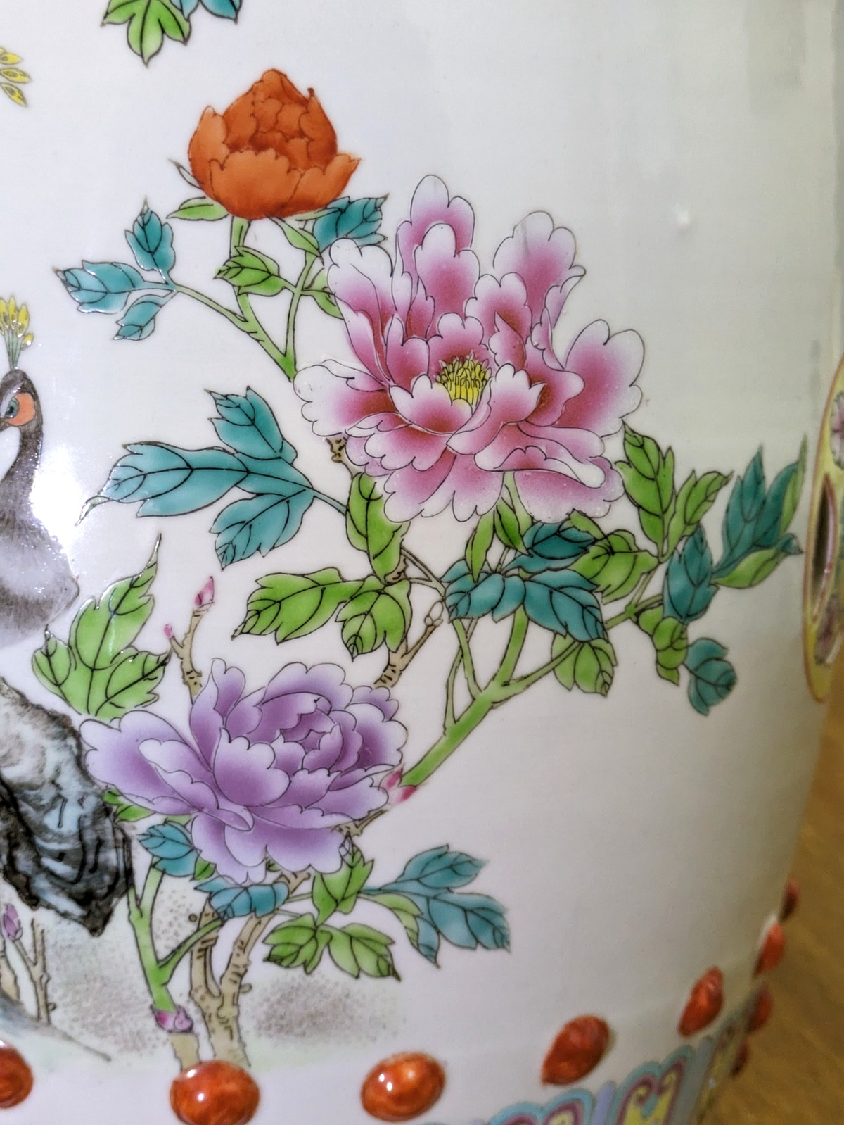 Taburete de jardín chino del siglo XX de porcelana Famille Rose con pavos reales y forma de barril