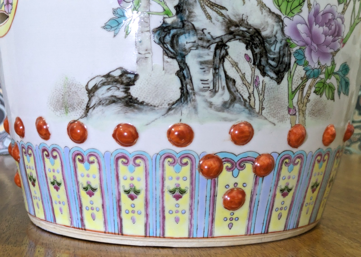 Taburete de jardín chino del siglo XX de porcelana Famille Rose con pavos reales y forma de barril