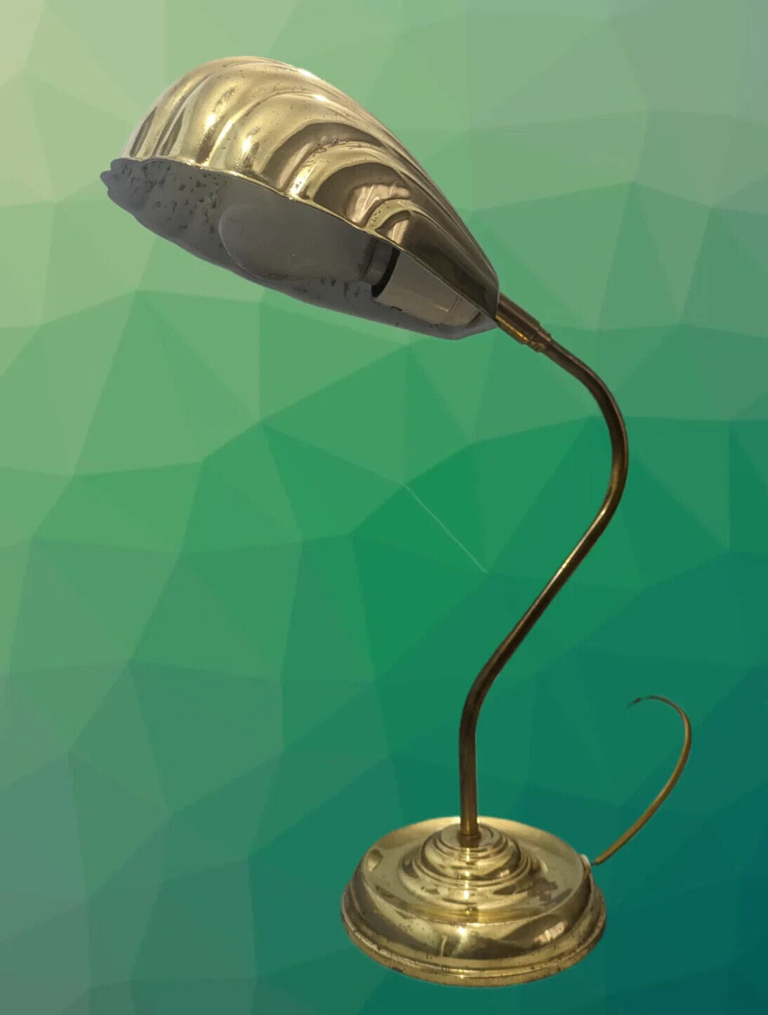 Clam Shell Table Light Image #3