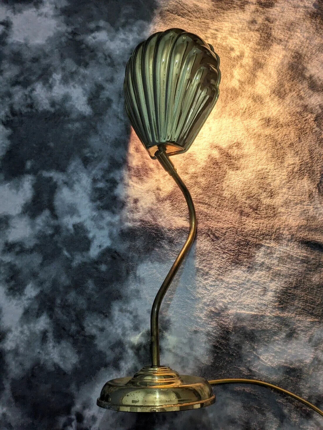 Clam Shell Table Light Image #2