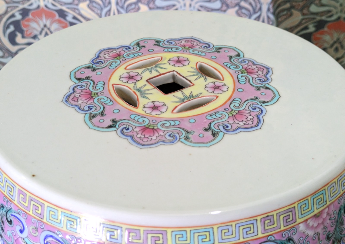 Taburete de jardín chino del siglo XX de porcelana Famille Rose con pavos reales y forma de barril