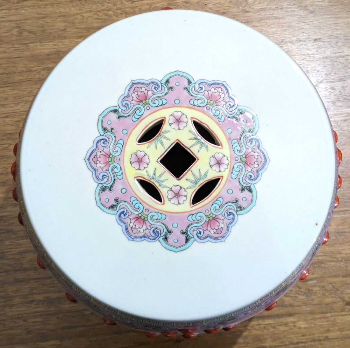 Taburete de jardín chino del siglo XX de porcelana Famille Rose con pavos reales y forma de barril