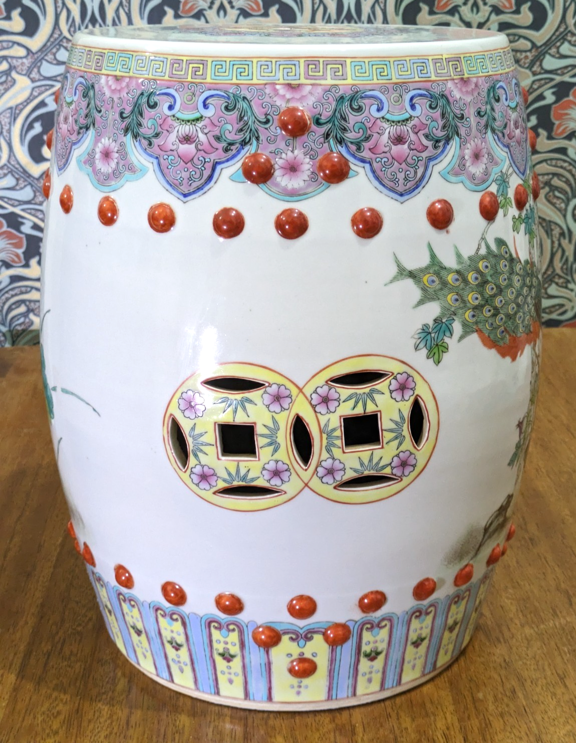 Taburete de jardín chino del siglo XX de porcelana Famille Rose con pavos reales y forma de barril