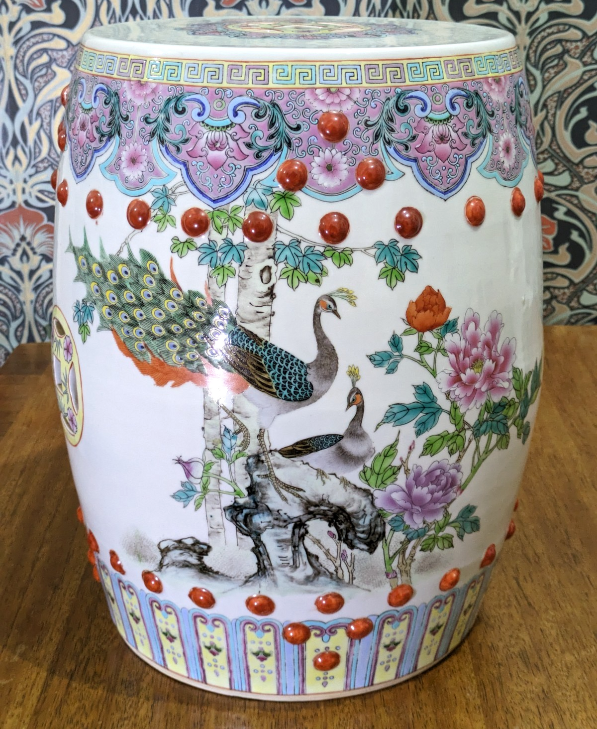 Taburete de jardín chino del siglo XX de porcelana Famille Rose con pavos reales y forma de barril