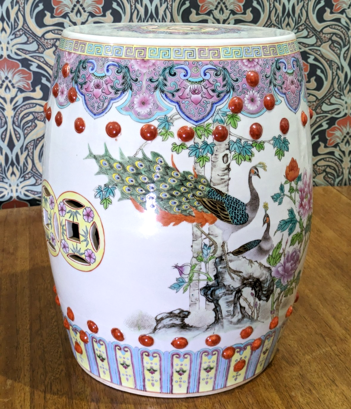 Taburete de jardín chino del siglo XX de porcelana Famille Rose con pavos reales y forma de barril